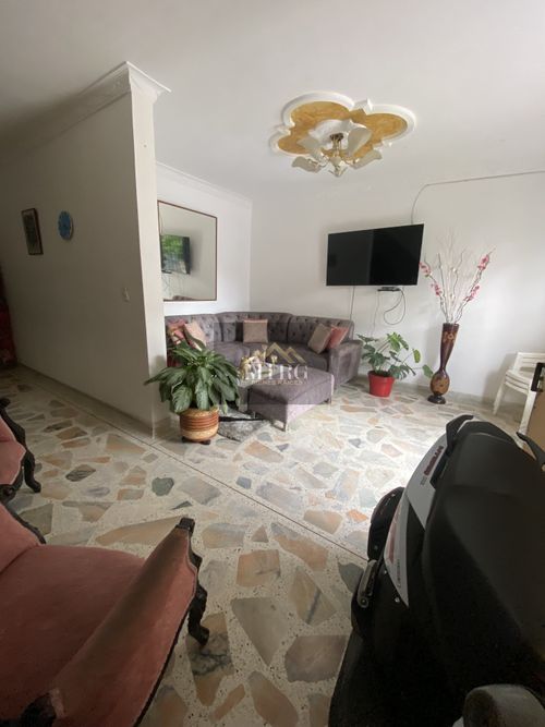 Casa de 10 alcobas en venta en Atanasio Girardot, Cali, 280 m² · foto 2 de 24