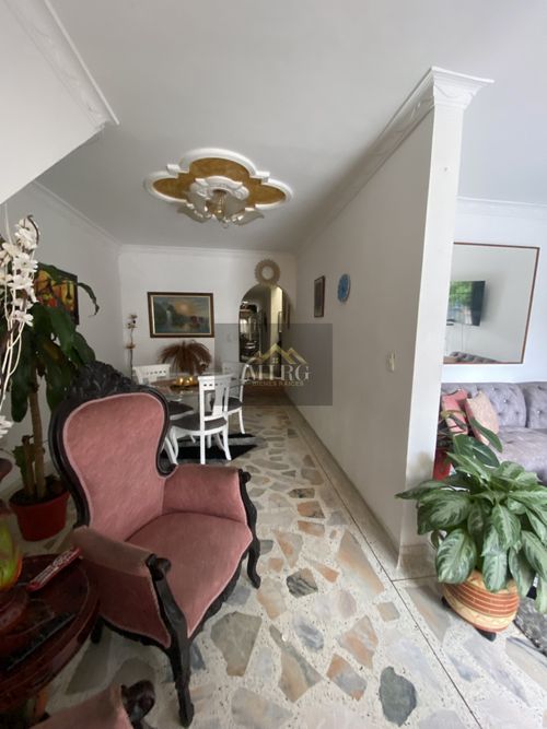 Casa de 10 alcobas en venta en Atanasio Girardot, Cali, 280 m² · foto 3 de 24