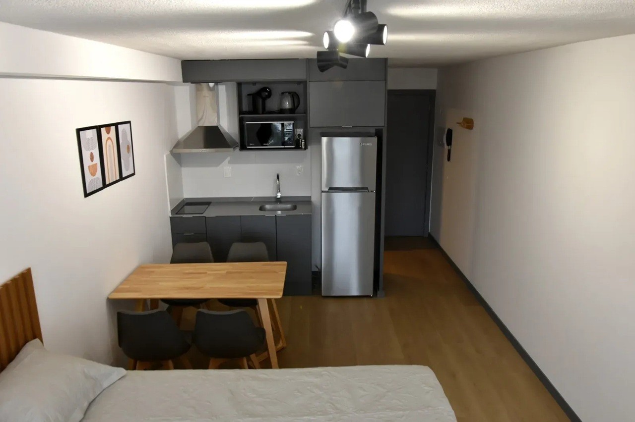ALQUILER EN POCITOS AMUEBLADO, MONO AMBIENTE EN PISO ALTO, BALCON,, PISCINA, GYM, ETC