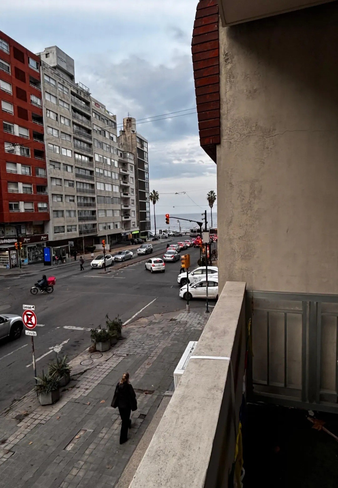 Exclusivo apartamento de 3 dormitorios con vistas, 2 baños completos, amplia terraza frontal y calefacción central, estratégicamente ubicado sobre Bulevar España a metros de la Rambla.