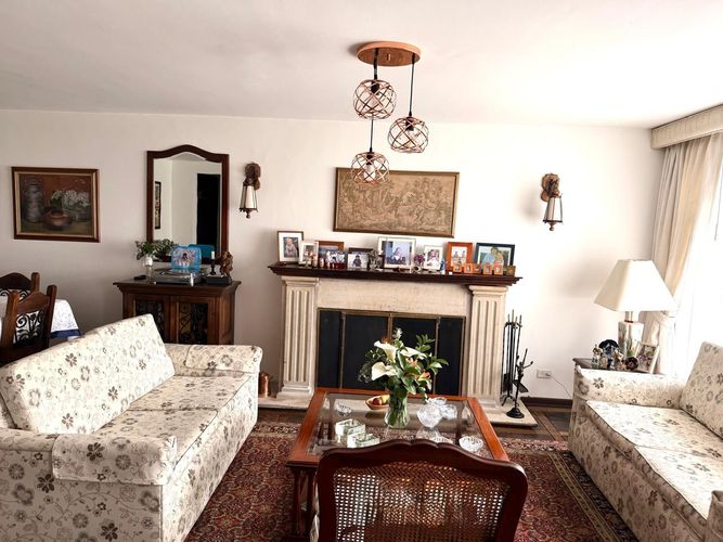 Casa en venta en Polo Club, Bogotá · foto 2 de 24