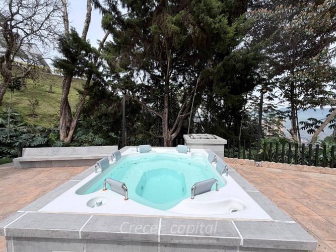 Casa de 5 alcobas en arriendo en Altos Del Poblado, Medellín, 587 m² · foto 4 de 24