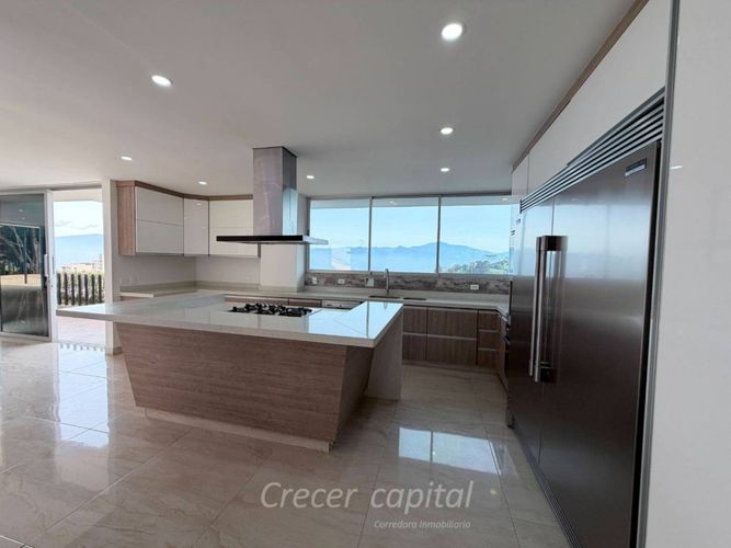 Casa de 5 alcobas en arriendo en Altos Del Poblado, Medellín, 587 m² · foto 11 de 24