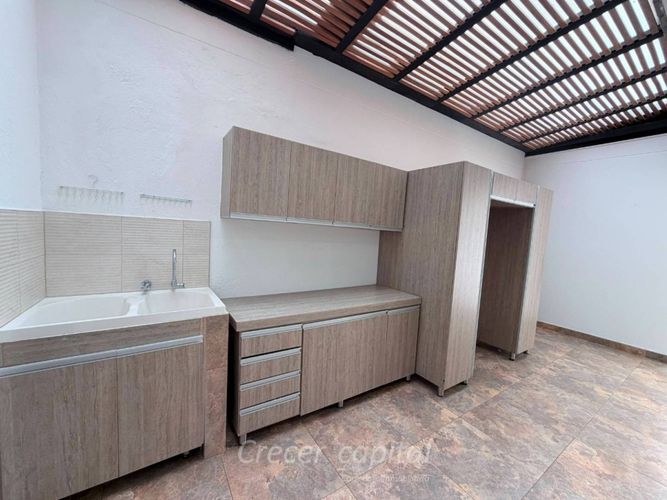 Casa de 5 alcobas en arriendo en Altos Del Poblado, Medellín, 587 m² · foto 18 de 24