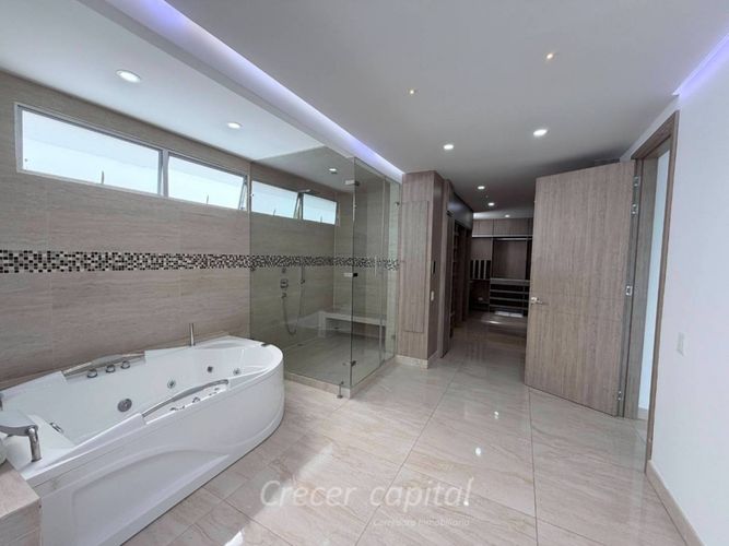 Casa de 5 alcobas en arriendo en Altos Del Poblado, Medellín, 587 m² · foto 24 de 24