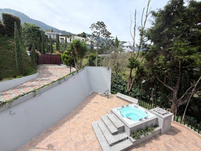 Casa de 5 alcobas en venta en Altos Del Poblado, Medellín, 587 m² · foto 2 de 24