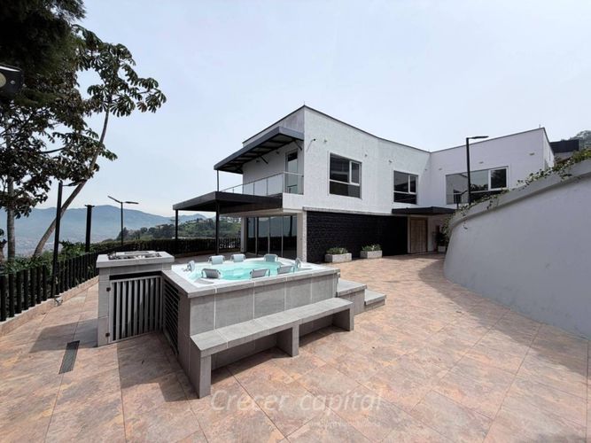 Casa de 5 alcobas en venta en Altos Del Poblado, Medellín, 587 m² · foto 3 de 24
