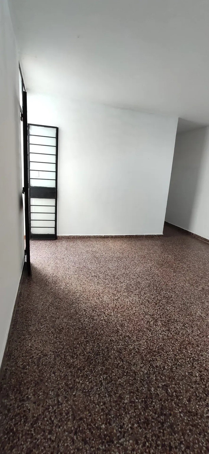 VENTA EN POCITOS, 2 DORMITORIOS, FRENTE, PATIO EXCLUSIVO, SIN GASTOS COMUNES