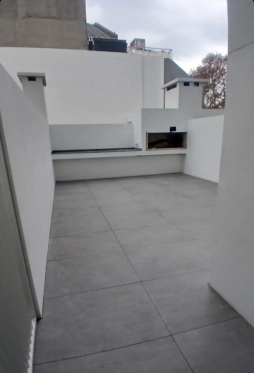 Exclusivo apartamento de 1 dormitorio en ubicación privilegiada sobre la calle Paraguay, entre San José y Soriano,  con espectacular patio de 30 m2 de uso exclusivo con parrillero. · Foto 1