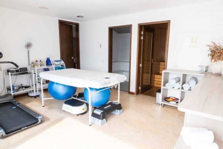 Casa de 5 alcobas en venta en Altos Del Poblado, Medellín, 1150 m² · foto 4 de 24