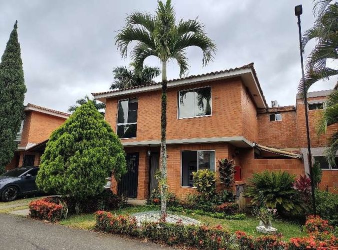 Casa de 4 alcobas en venta en El Castillo, Jamundí, 280 m² · foto 2 de 16