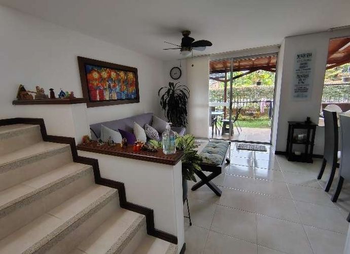 Casa de 4 alcobas en venta en El Castillo, Jamundí, 280 m² · foto 3 de 16