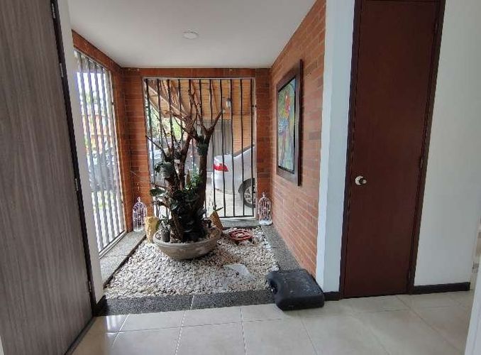 Casa de 4 alcobas en venta en El Castillo, Jamundí, 280 m² · foto 4 de 16