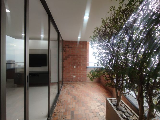 Apartamento de 3 alcobas en arriendo en El Poblado, Medellín, 130 m² · foto 5 de 20