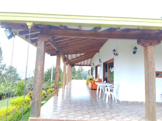 Casa de 4 alcobas en arriendo en La Clara, Guarne, 306 m² · foto 2 de 24