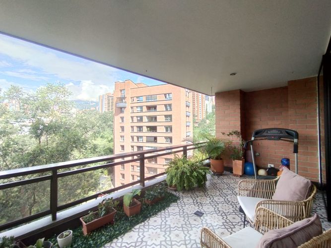 Apartamento de 4 alcobas en arriendo en Las Lomas, Medellín, 234 m² · foto 2 de 20