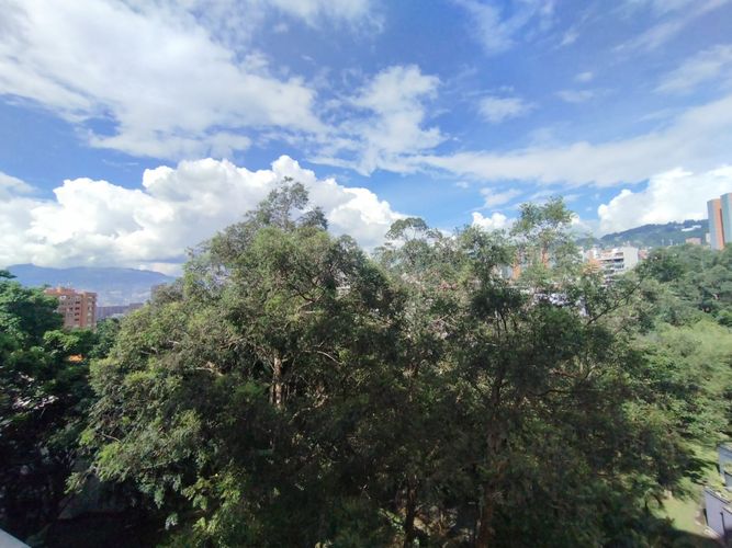 Apartamento de 4 alcobas en arriendo en Las Lomas, Medellín, 234 m² · foto 3 de 20