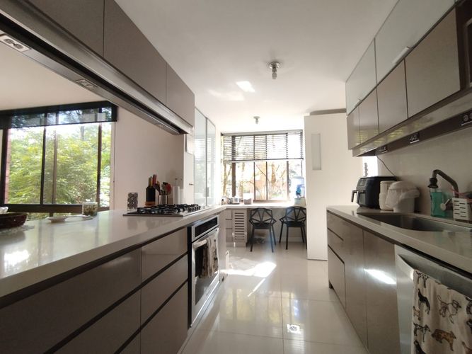 Apartamento de 4 alcobas en arriendo en Las Lomas, Medellín, 234 m² · foto 10 de 20