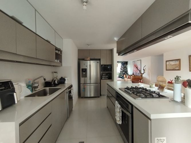 Apartamento de 4 alcobas en arriendo en Las Lomas, Medellín, 234 m² · foto 13 de 20