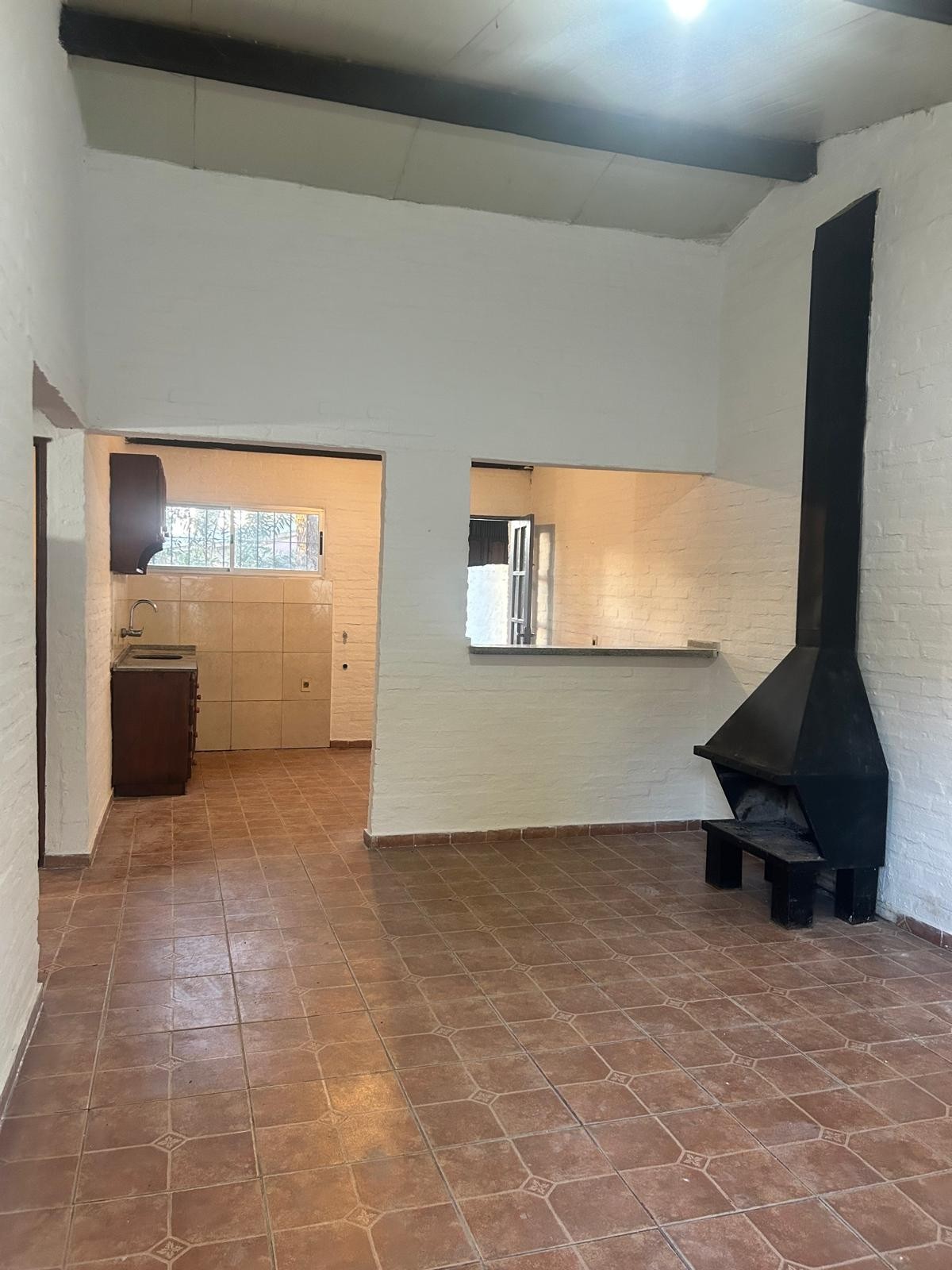 *RESERVADA* Cómoda casa con espacio para auto y fondo