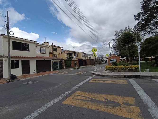 Casa de 5 alcobas en venta en Las Margaritas, Bogotá, 261 m² · foto 3 de 24