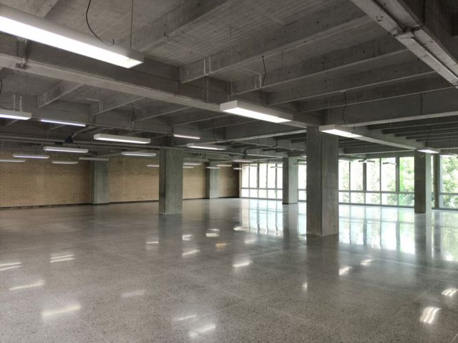 Oficina en arriendo en Rodeo Alto, Medellín, 596 m² · foto 2 de 6
