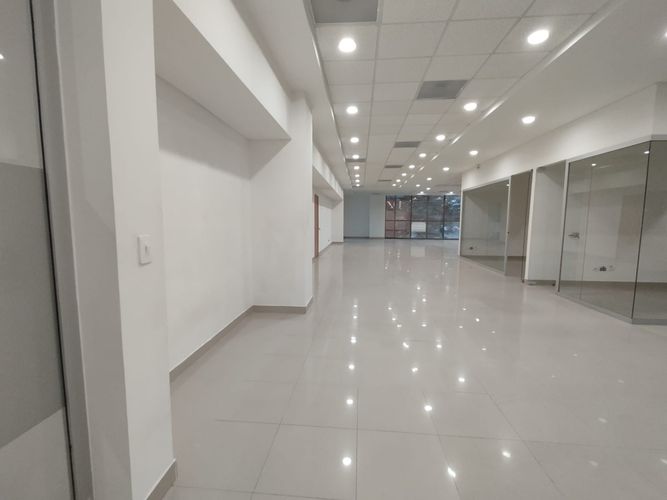 Oficina en arriendo en El Poblado, Medellín, 418 m² · foto 2 de 19