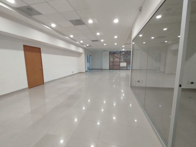 Oficina en arriendo en El Poblado, Medellín, 418 m² · foto 4 de 19