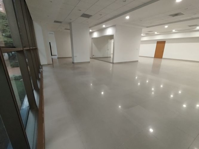 Oficina en arriendo en El Poblado, Medellín, 418 m² · foto 6 de 19