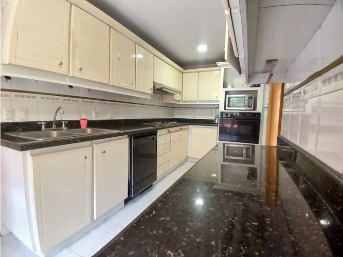 Apartamento de 3 alcobas en venta en Chicó Reservado, Bogotá, 217 m² · foto 9 de 24
