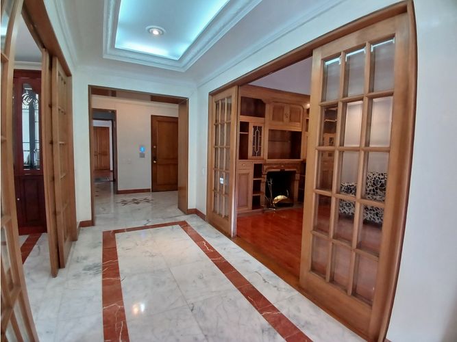 Apartamento de 3 alcobas en venta en Chicó Reservado, Bogotá, 217 m² · foto 2 de 24