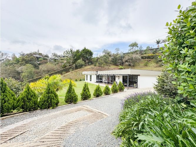Casa de 4 alcobas en arriendo en El Carmin, Rionegro, 380 m² · foto 2 de 16