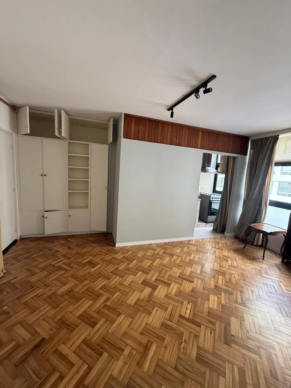 ALQUILER EN EL CENTRO DE 1 DORMITORIO AMUEBLADO, PISO ALTO AL FRENTE, AIRES, PORTERIA · Foto 2