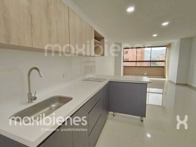 Casa de 4 alcobas en venta en Santa Teresita, Medellín, 440 m² · foto 2 de 21