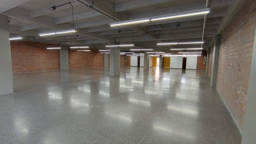 Local en arriendo en El Poblado, Medellín, 466 m² · foto 2 de 4