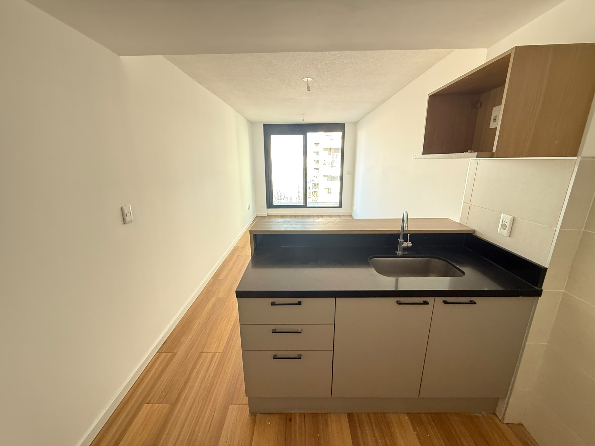 ALQUILER | Moderna unidad con balcón en Cordón Sur