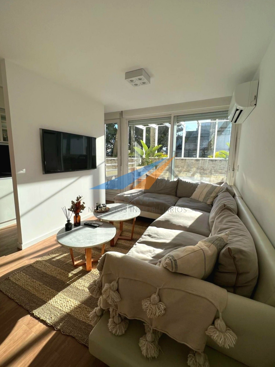 Alquiler Apartamento 1 Dormitorio en Punta Carretas! Amueblado y Equipado. Terraza con Parrillero. Garage Incluido!