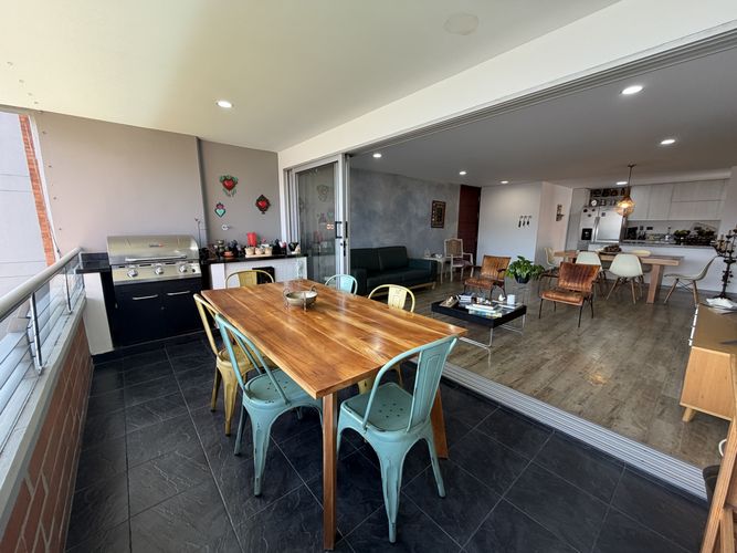Apartamento de 3 alcobas en venta en El Castillo, Medellín, 138 m² · foto 13 de 23