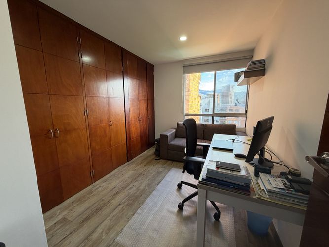 Apartamento de 3 alcobas en venta en El Castillo, Medellín, 138 m² · foto 16 de 23