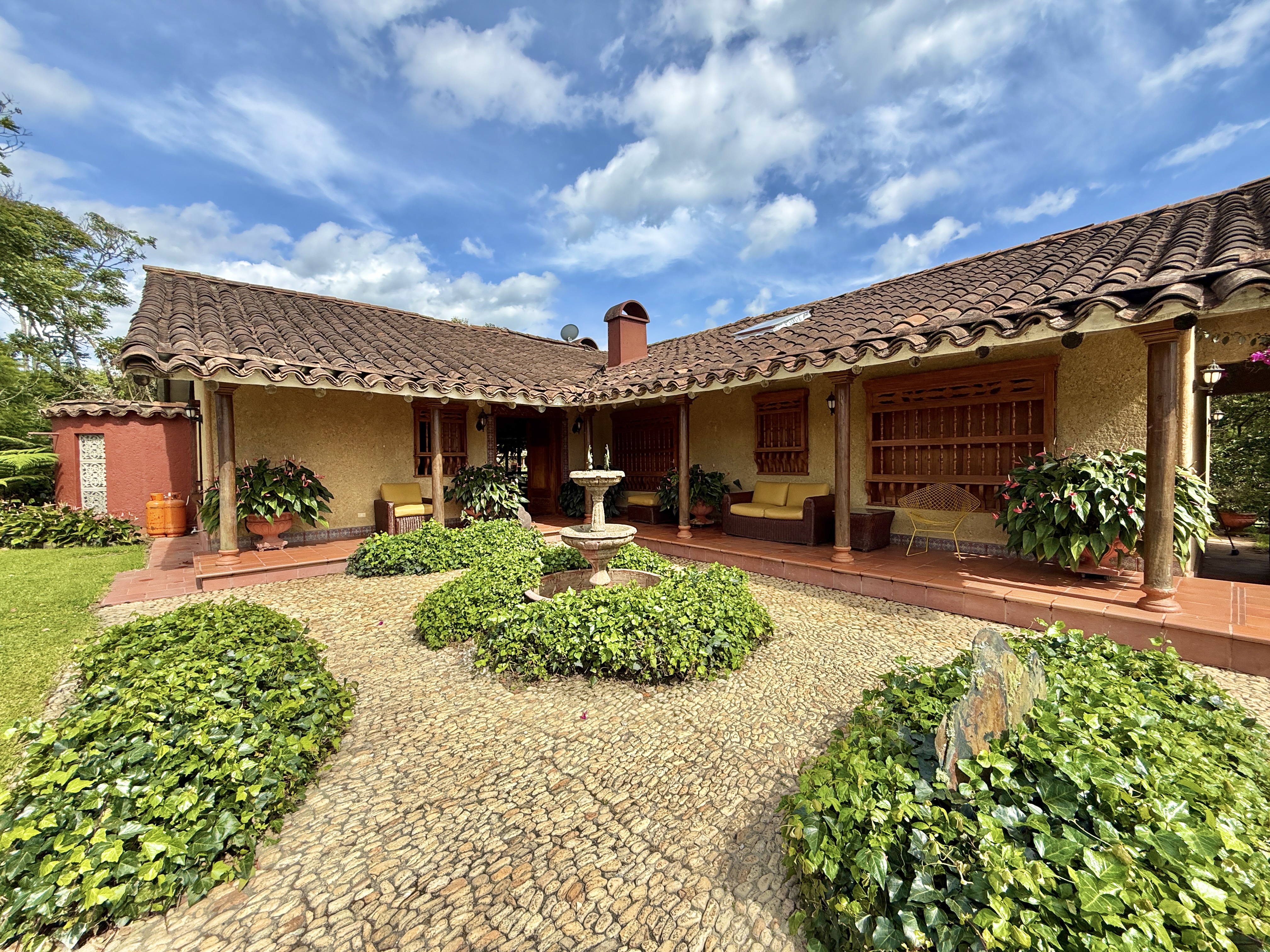 5BR Country House in El capiro (300 m²) for Sale