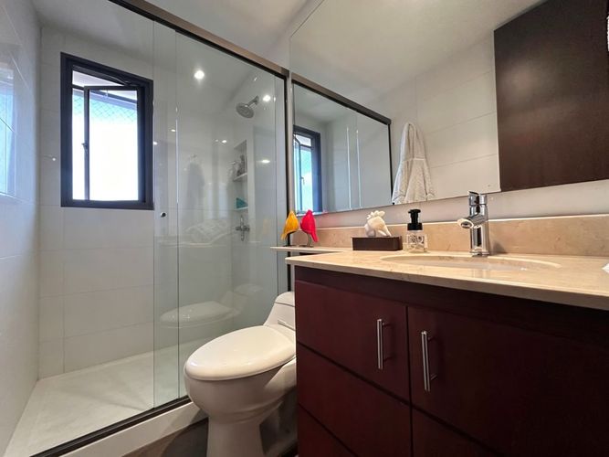 Apartamento de 4 alcobas en arriendo en El Poblado, Medellín, 237 m² · foto 17 de 20