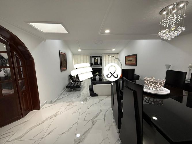 Casa de 3 alcobas en venta en Niza Norte, Bogotá, 228 m² · foto 2 de 23