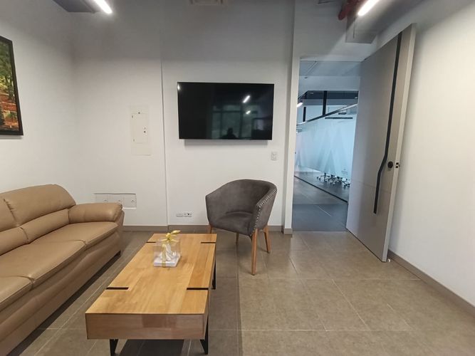 Oficina en arriendo en El Poblado, Medellín, 242 m² · foto 2 de 20