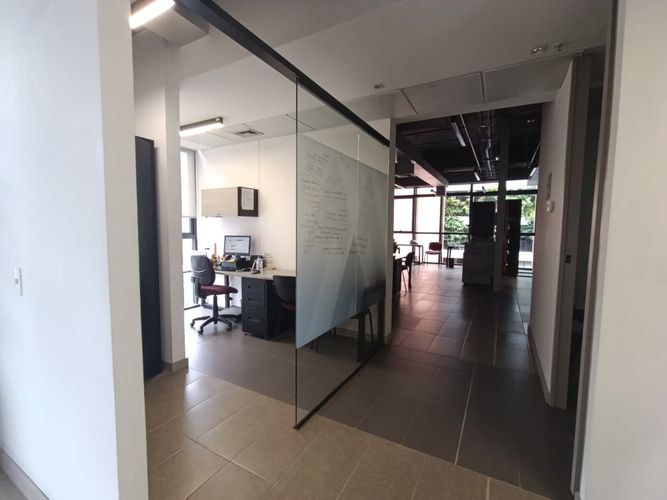 Oficina en arriendo en El Poblado, Medellín, 242 m² · foto 10 de 20