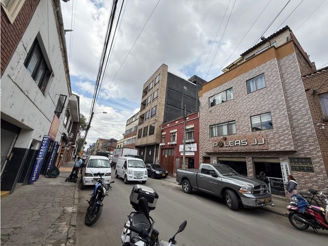 Casa de 10 alcobas en venta en Ricaurte, Bogotá, 370 m² · foto 3 de 24