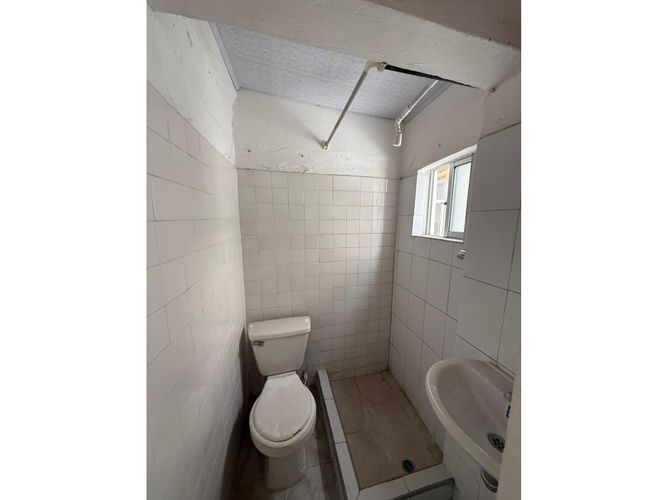 Casa de 10 alcobas en venta en Ricaurte, Bogotá, 370 m² · foto 23 de 24