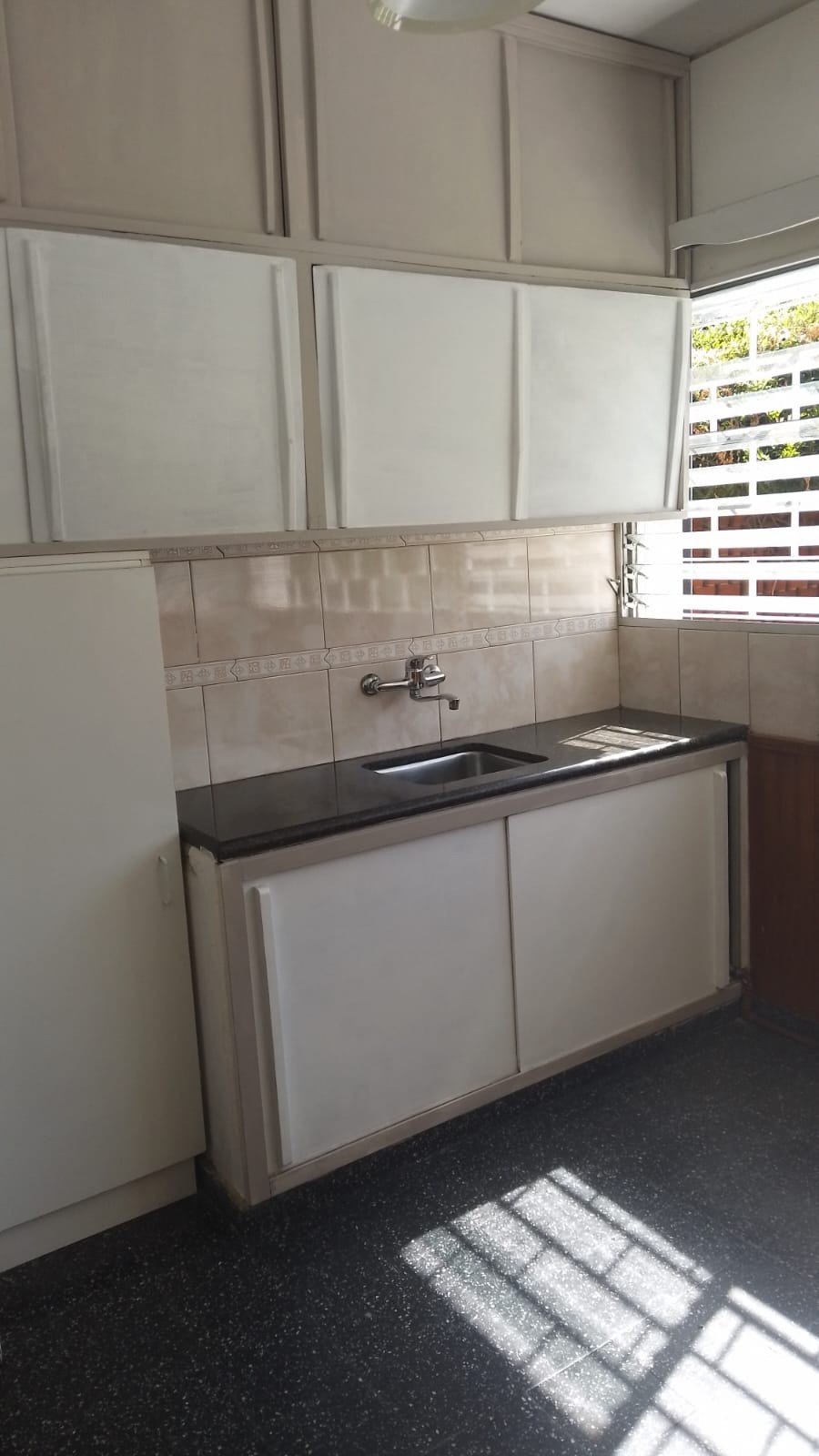 Exclusivo apartamento de 2 dormitorios en alquiler, dentro de un complejo cerrado y seguro, estratégicamente ubicado en pasaje Asilo casi Abreu.