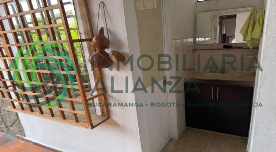Casa de 5 alcobas en venta en Centro, Girón, 141 m² · foto 2 de 16