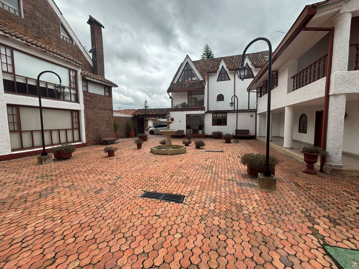 Casa en venta en San Jose De Bavaria, Bogotá · foto 2 de 24