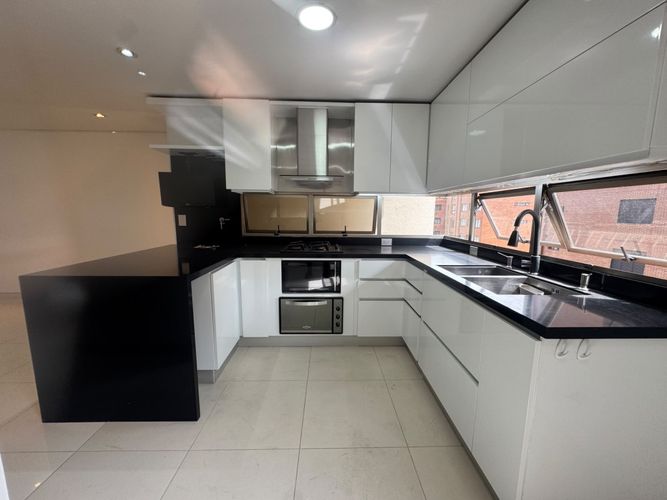 Apartamento de 3 alcobas en arriendo en El Poblado, Medellín, 140 m² · foto 2 de 21